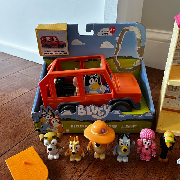 Bluey Playhouse, Family Vehicle and Figurine Set - Picture 2 of 5